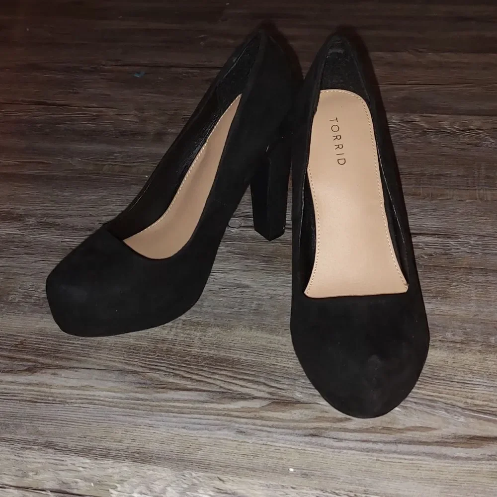 PLATFORM PUMP - FAUX SUEDE BLACK (WW)  Size 10.5 WW  NWT